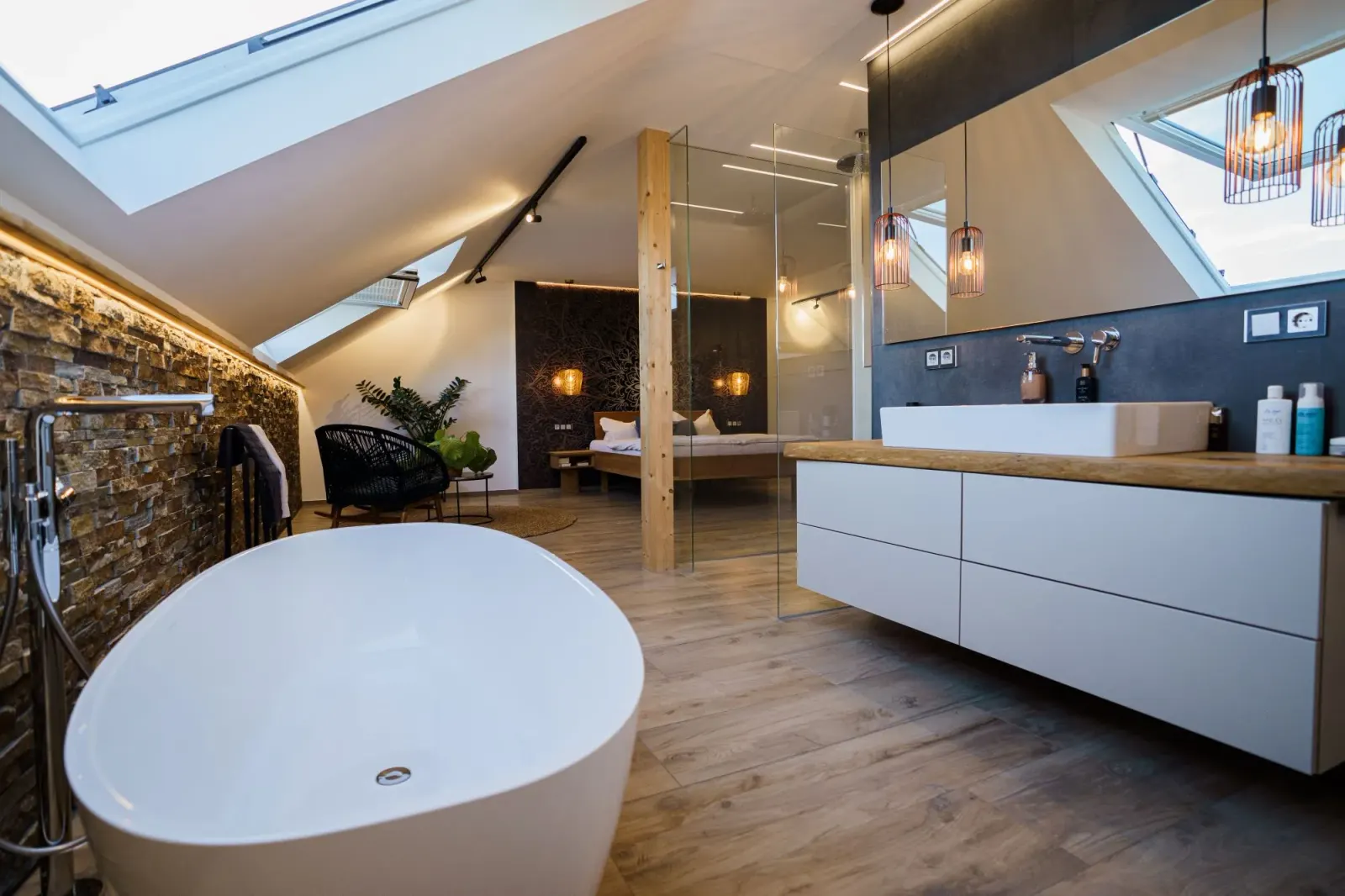 Luxuriöses Badezimmer mit freistehender Badewanne, Holzoptik-Fliesen und modernem Design