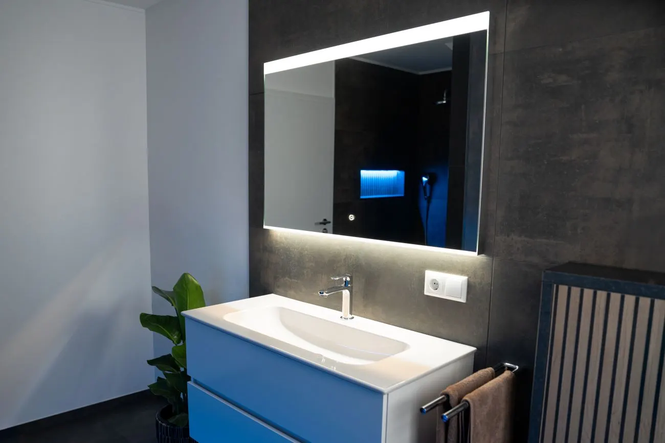 Badezimmer mit beleuchtetem Spiegel
