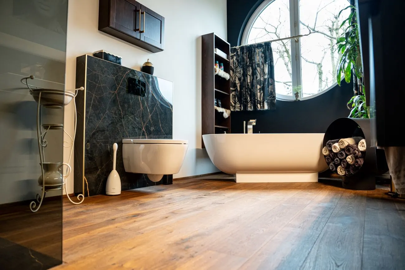 Badezimmer mit freistehender Badewanne und Naturmaterialien
