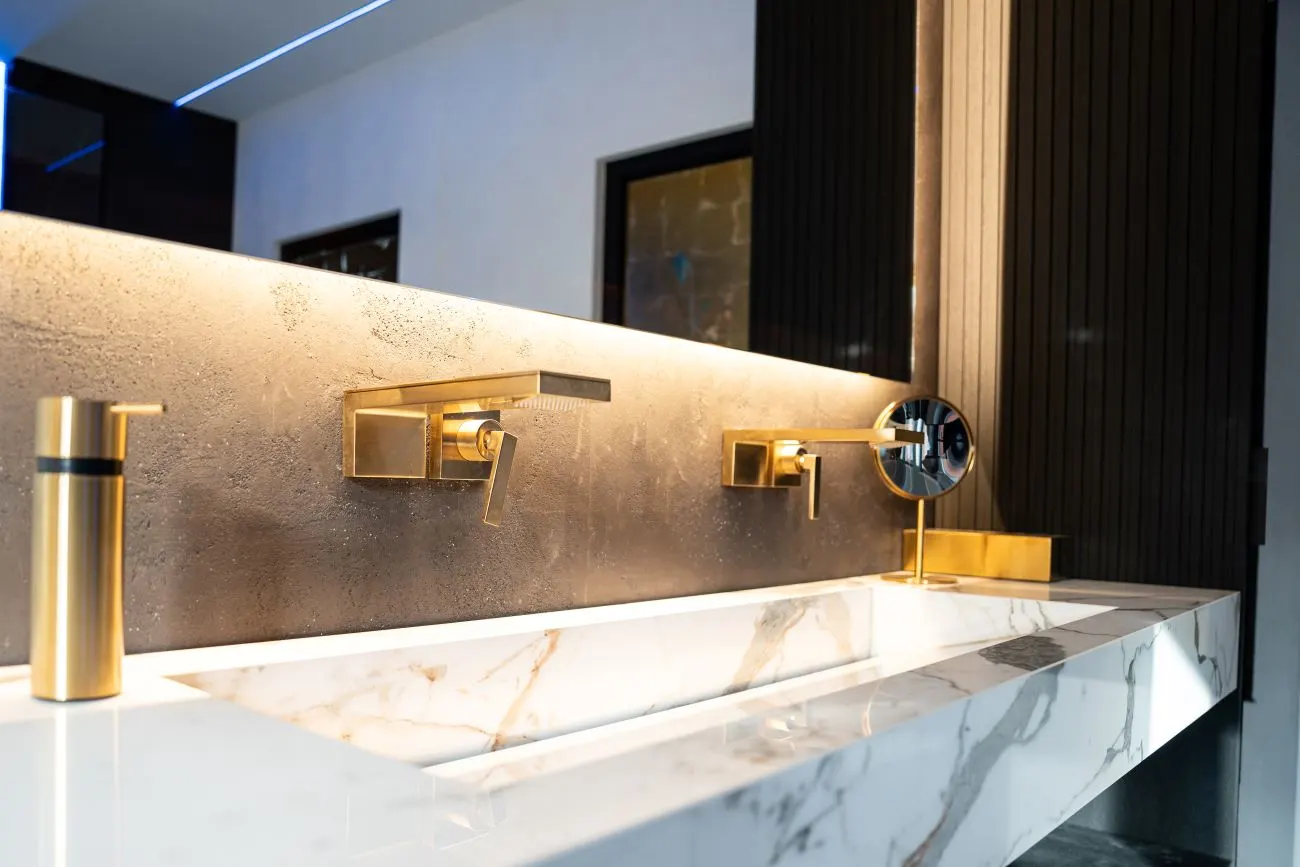 Badezimmer mit goldenen Armaturen