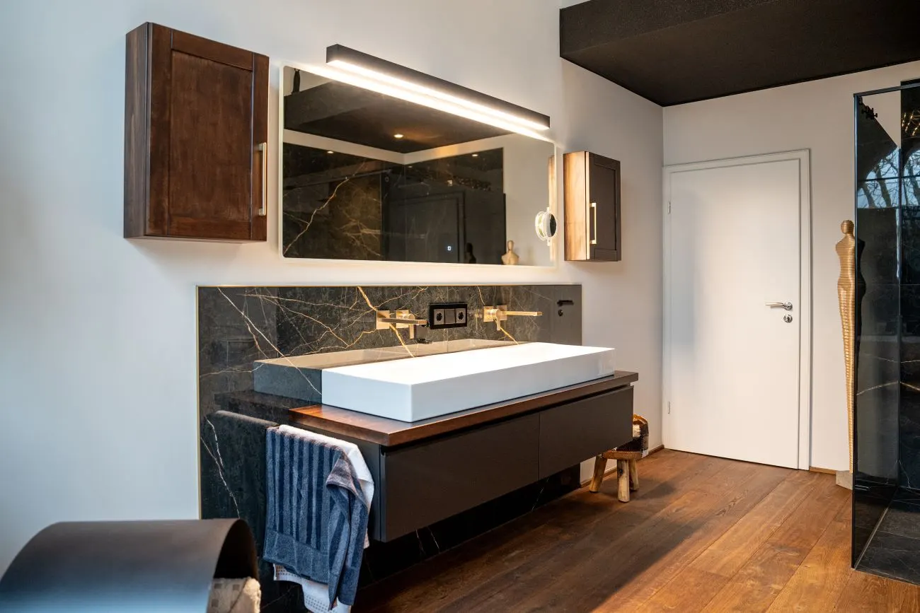 Badezimmer mit Holz- und Marmorelementen