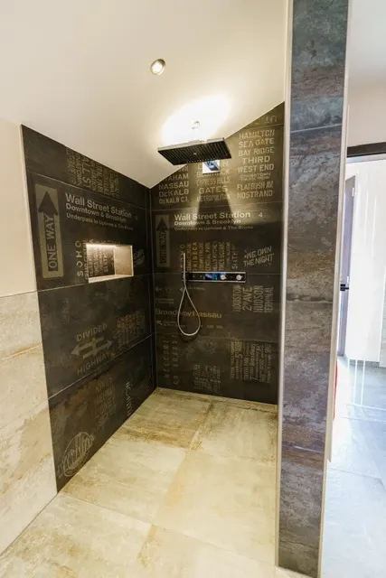 Designdusche mit Motivfliesen im New-York-Stil und Regenduschkopf