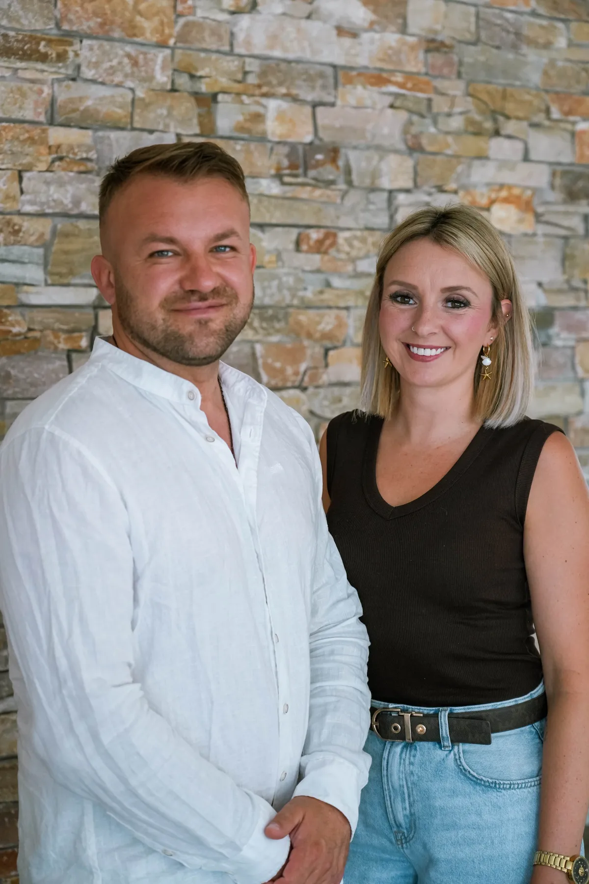 Juri Graf und Rebecca Graf, die Inhaber von Fliesen Heck, vor einer Natursteinwand